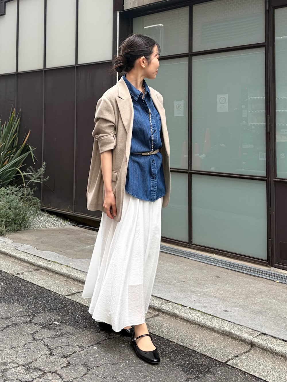 ブルー系のシャツ/ブラウス、ホワイト系のスカート、ベージュ系のテーラードジャケットを着用したレディースの春コーディネートの3枚目の写真
