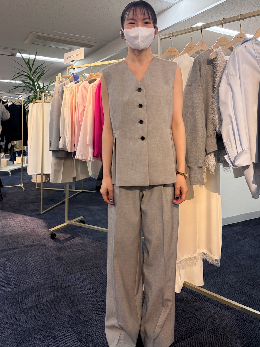 ベージュ系のテーラードジャケット、ベージュ系のベスト、ベージュ系のその他パンツを着用したレディースの冬コーディネートの2枚目の写真