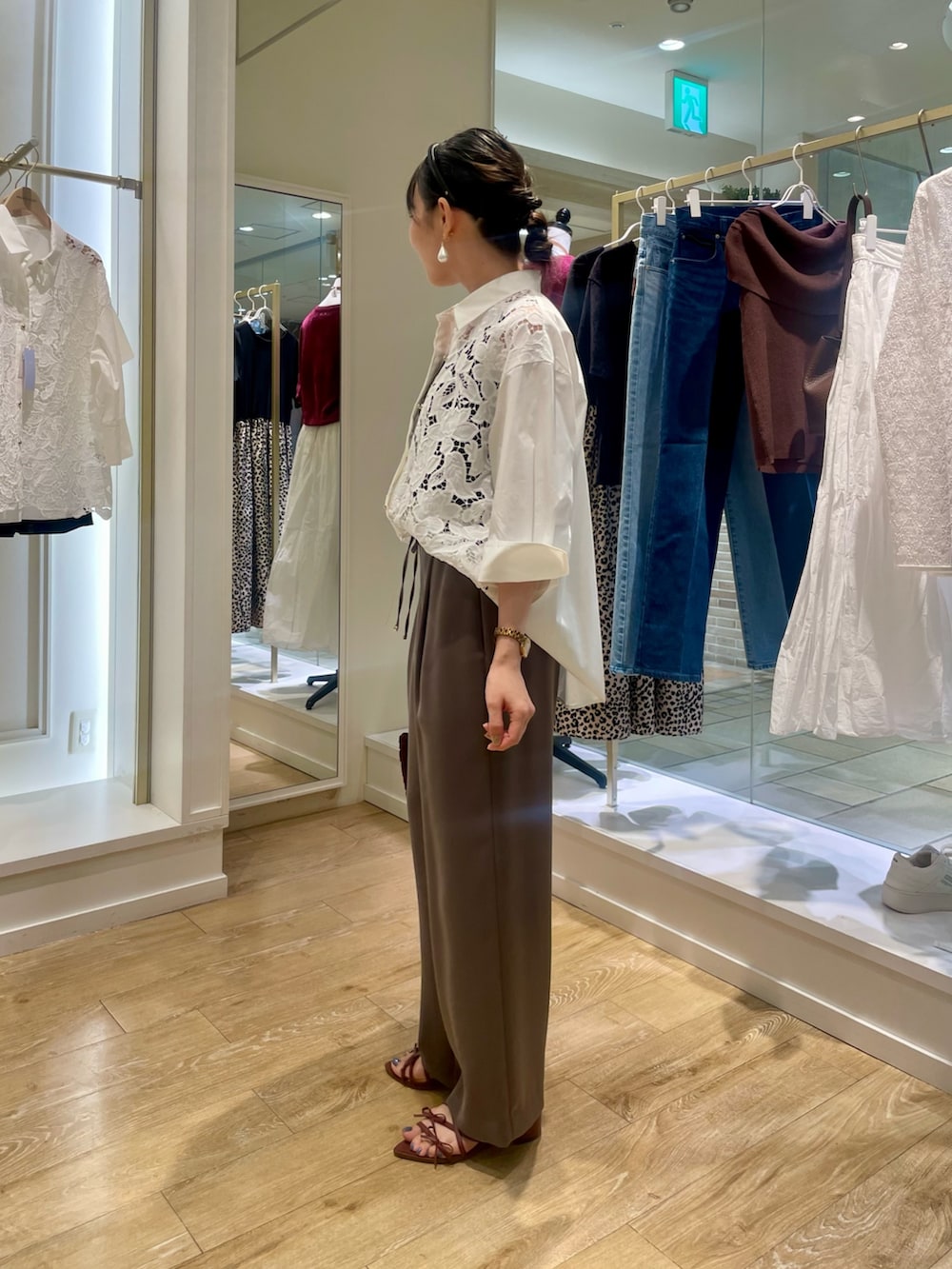 ホワイト系のシャツ/ブラウス、ブラウン系のキャミソール、ブラウン系のその他パンツを着用したレディースの秋コーディネートの2枚目の写真