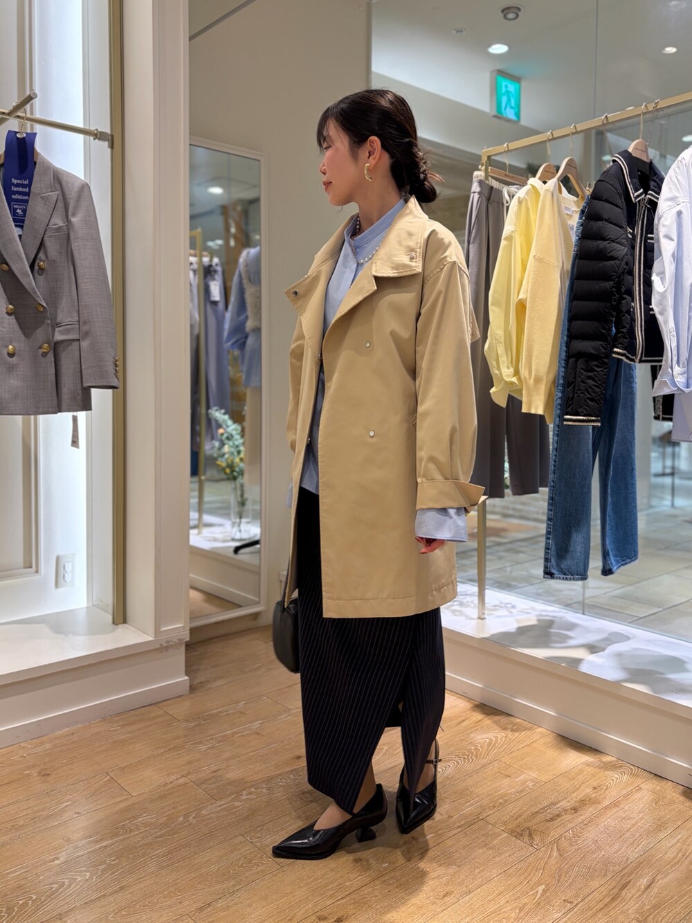 ブルー系のシャツ/ブラウス、ベージュ系のその他アウター、ブルー系のスカートを着用したレディースの冬コーディネートの2枚目の写真