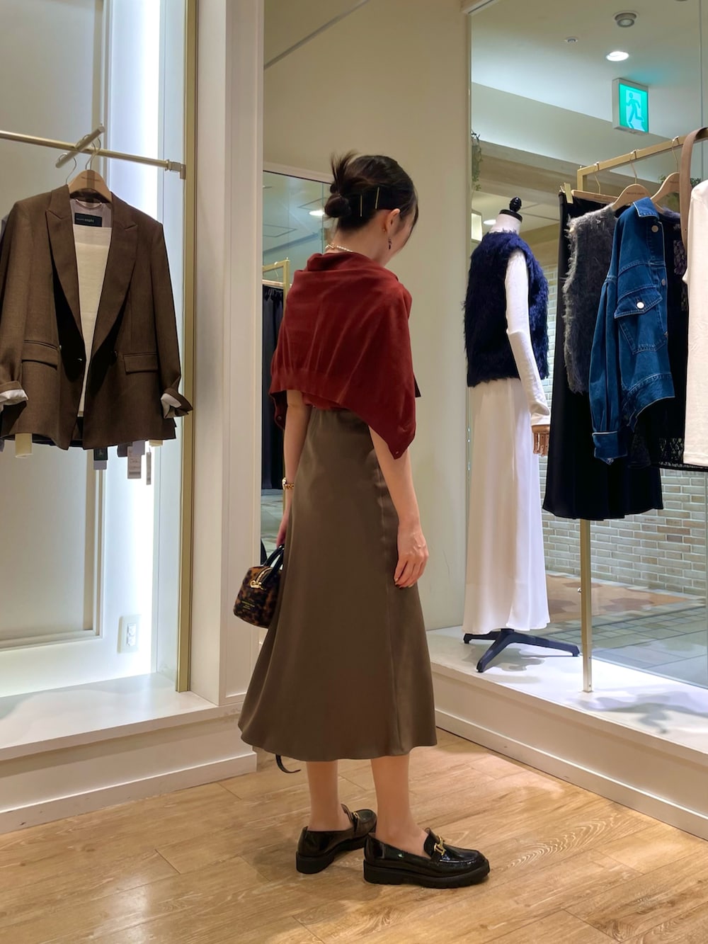 レッド系のニット/セーター、レッド系のカーディガン/ボレロ、その他のボストンバッグを着用したレディースの秋コーディネートの4枚目の写真