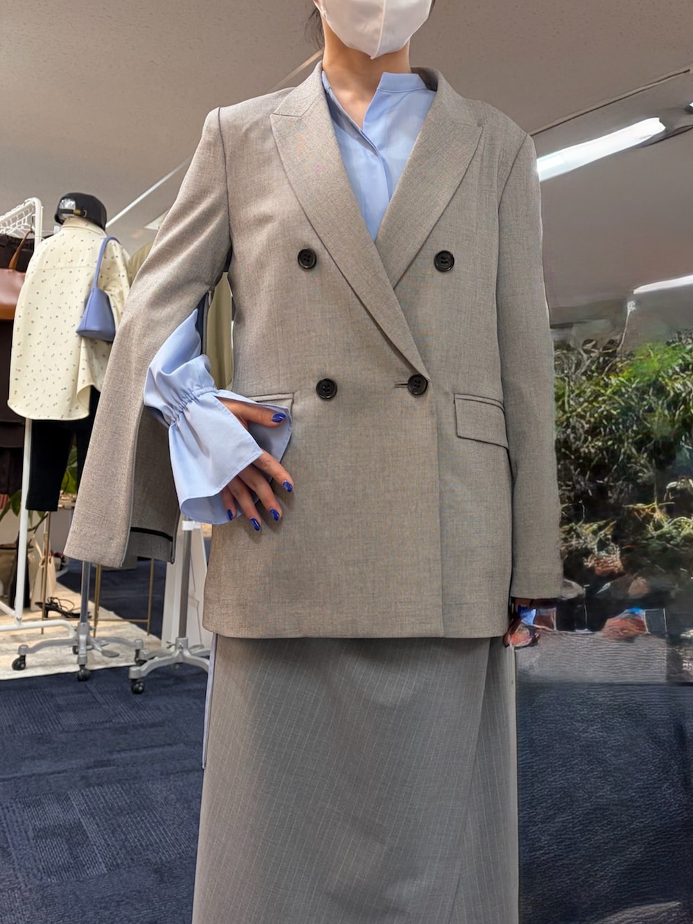 ブルー系のシャツ/ブラウス、シルバー系のニット/セーター、ブラック系のスカートを着用したレディースの冬コーディネートの5枚目の写真