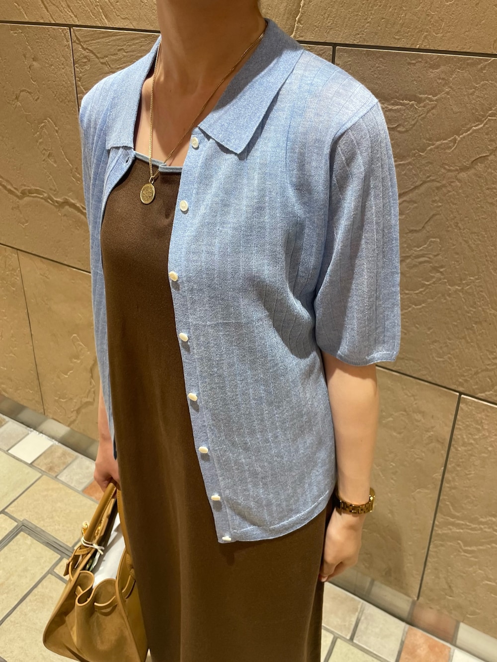 ブルー系のカーディガン/ボレロ、ブラウン系のワンピース、イエロー系のトートバッグを着用したレディースの夏コーディネートの4枚目の写真