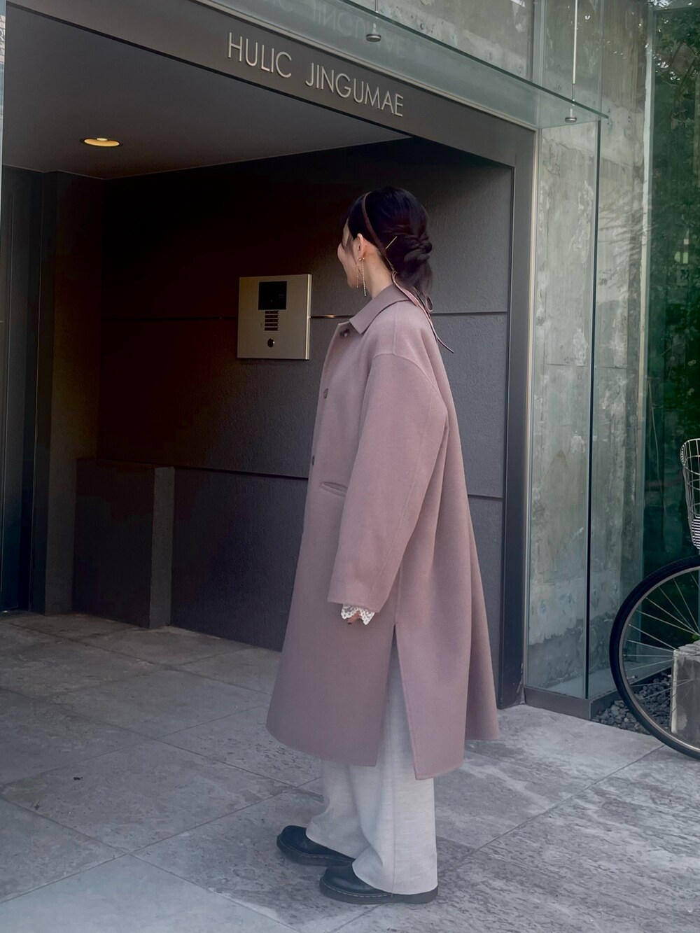 グリーン系のステンカラーコート、ブラウン系のカーディガン/ボレロ、ホワイト系のシャツ/ブラウスを着用したレディースの秋コーディネートの6枚目の写真