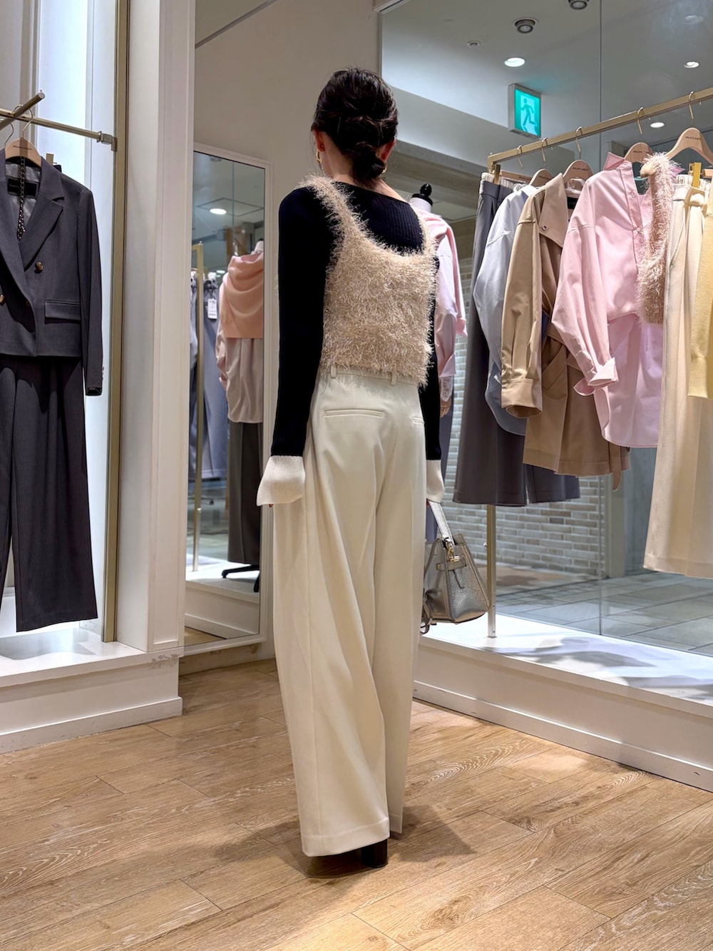 ブルー系のニット/セーター、ベージュ系のニット/セーター、ホワイト系のその他パンツを着用したレディースの冬コーディネートの3枚目の写真