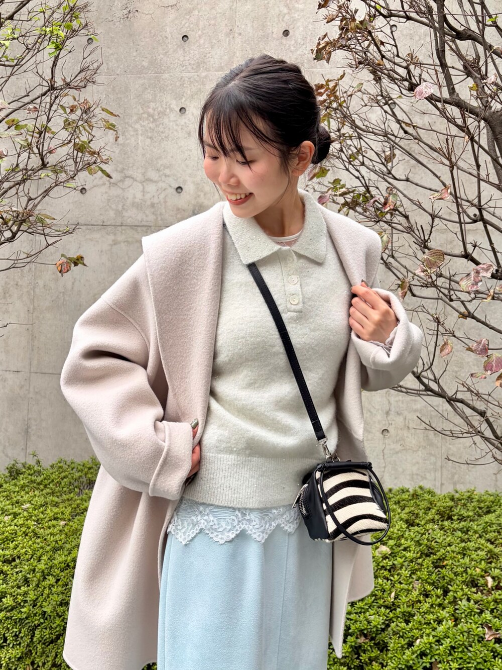 ベージュ系のその他アウター、ホワイト系のニット/セーター、ホワイト系のシャツ/ブラウスを着用したレディースの秋コーディネートの6枚目の写真