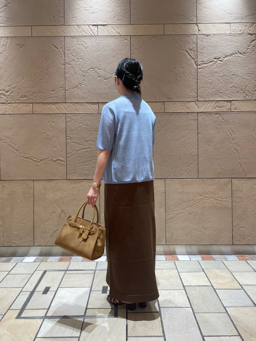 ブルー系のカーディガン/ボレロ、ブラウン系のワンピース、イエロー系のトートバッグを着用したレディースの夏コーディネートの3枚目の写真