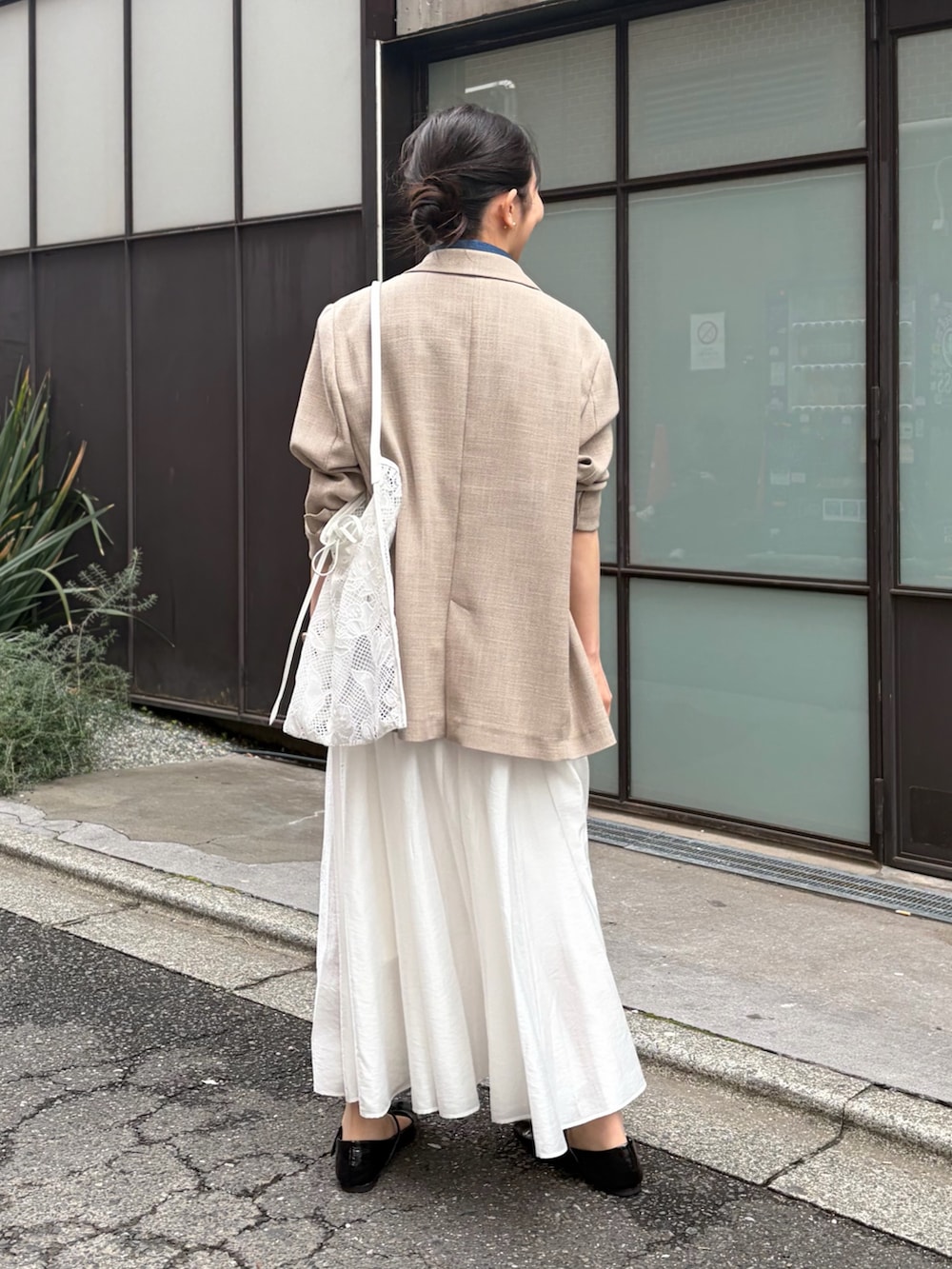 ブルー系のシャツ/ブラウス、ホワイト系のスカート、ベージュ系のテーラードジャケットを着用したレディースの春コーディネートの5枚目の写真