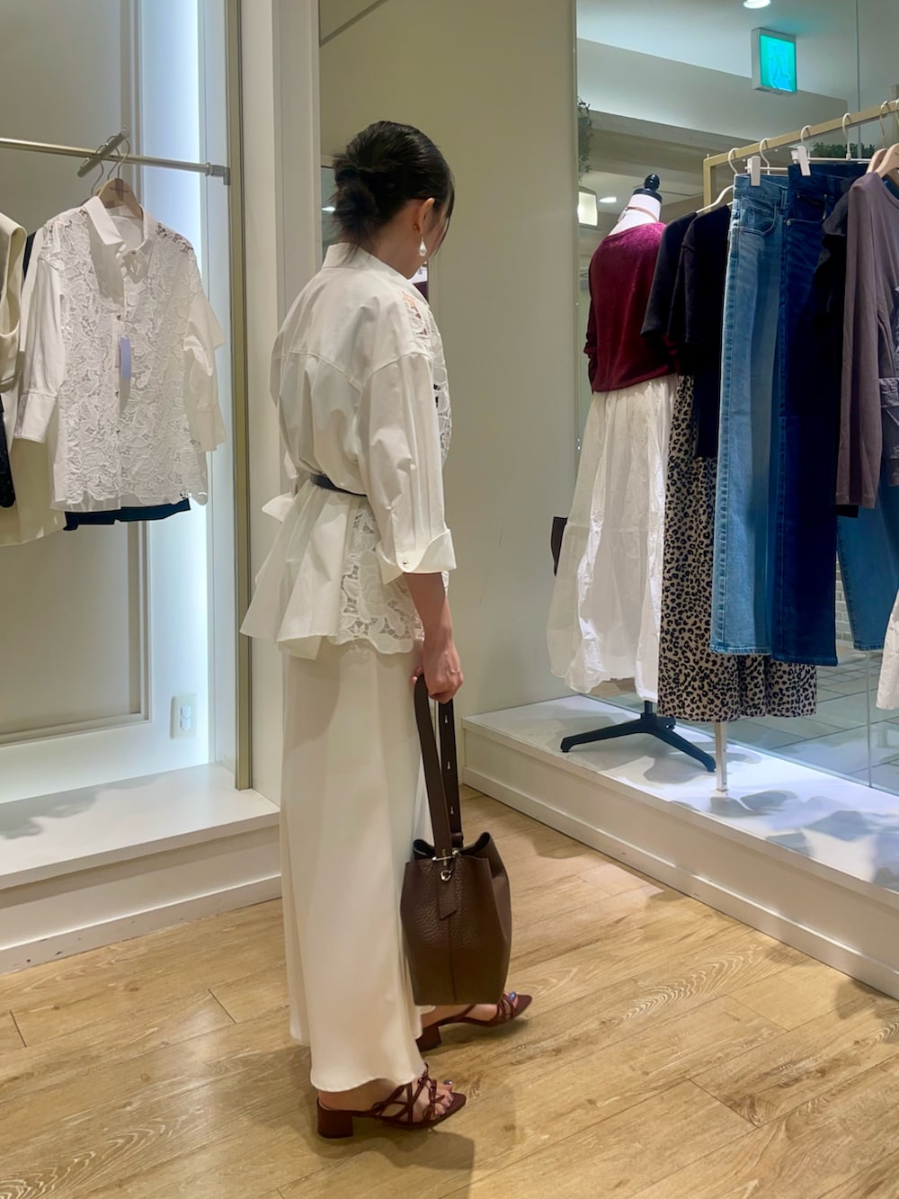 ホワイト系のシャツ/ブラウス、ブラウン系のキャミソール、ホワイト系のスカートを着用したレディースの秋コーディネートの5枚目の写真