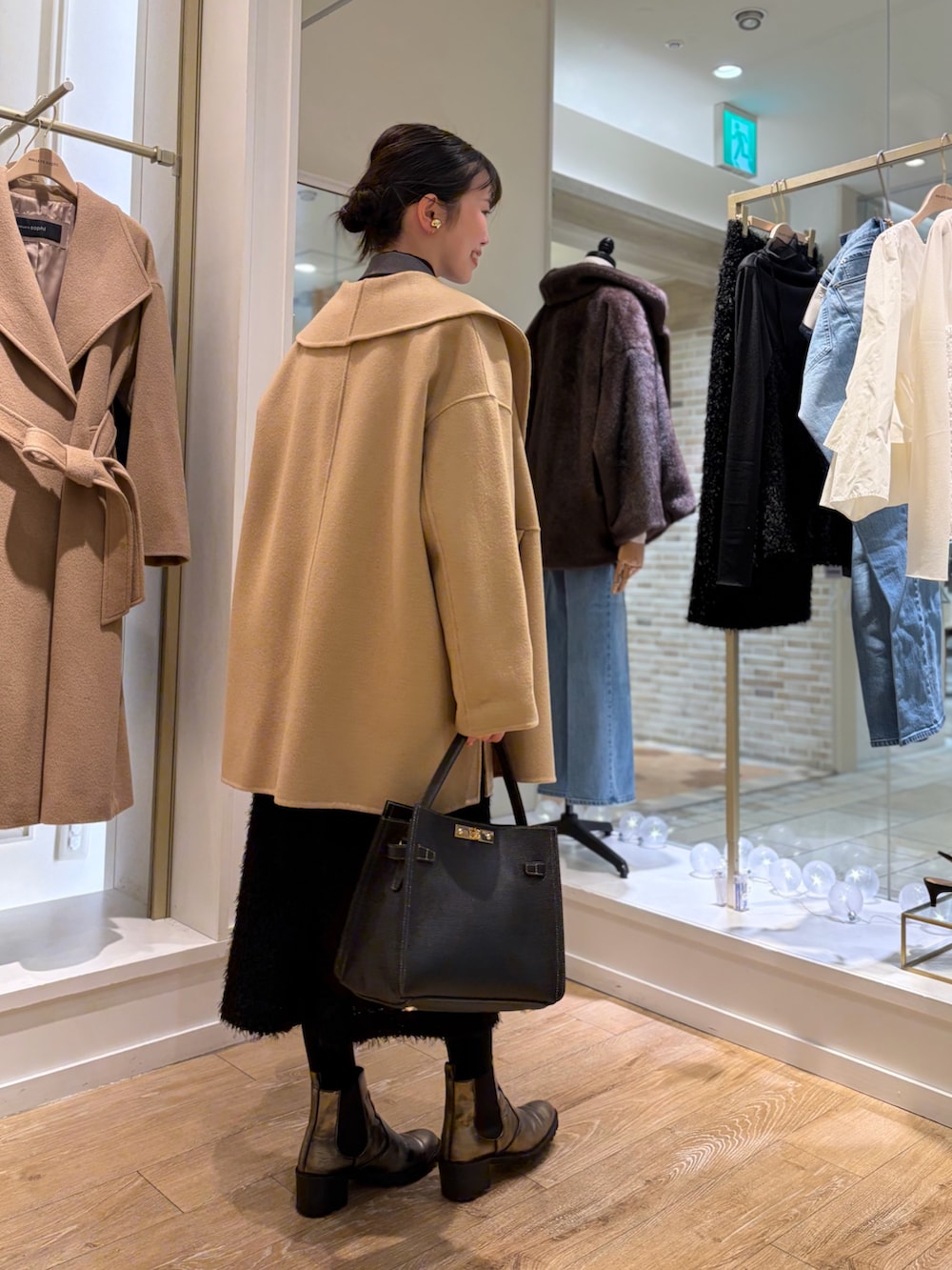 ブラック系のシャツ/ブラウス、グレー系のテーラードジャケット、イエロー系のその他アウターを着用したレディースの秋コーディネートの4枚目の写真