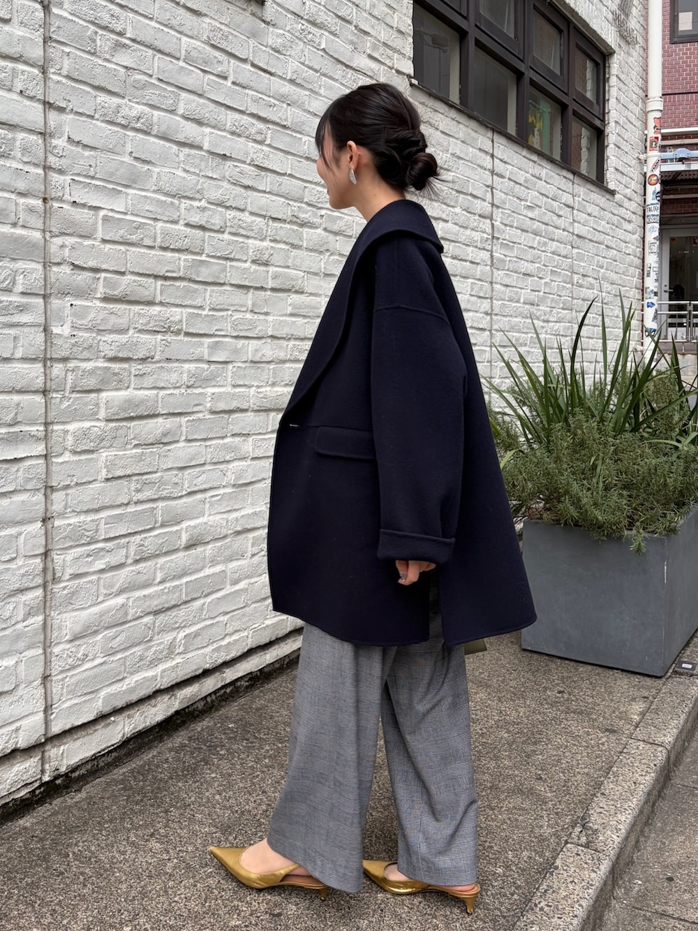 ホワイト系のその他パンツ、グリーン系のトートバッグ、ホワイト系のキャミソールを着用したレディースの秋コーディネートの4枚目の写真