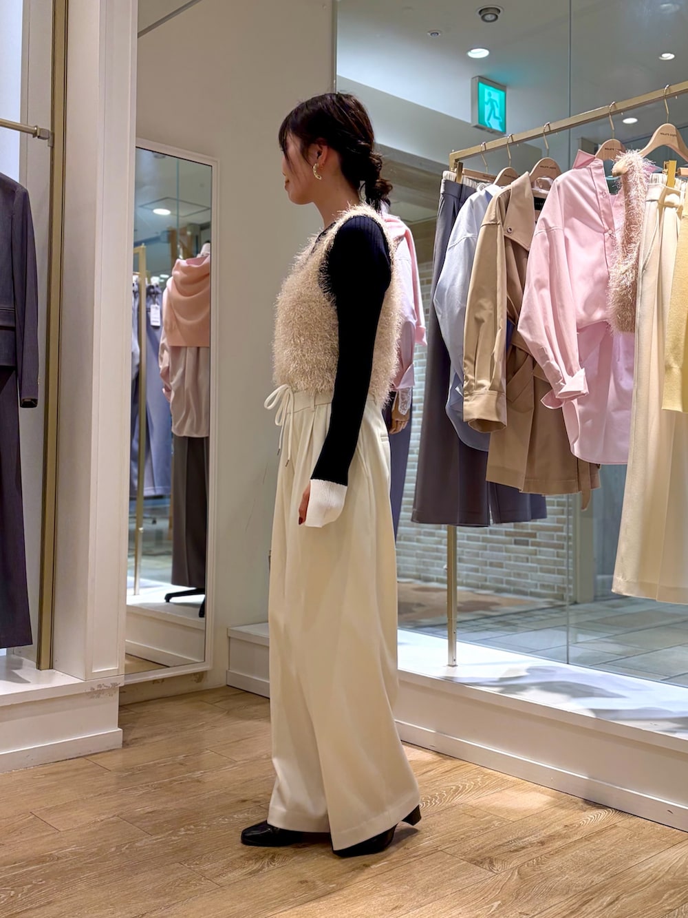 ブルー系のニット/セーター、ベージュ系のニット/セーター、ホワイト系のその他パンツを着用したレディースの冬コーディネートの2枚目の写真