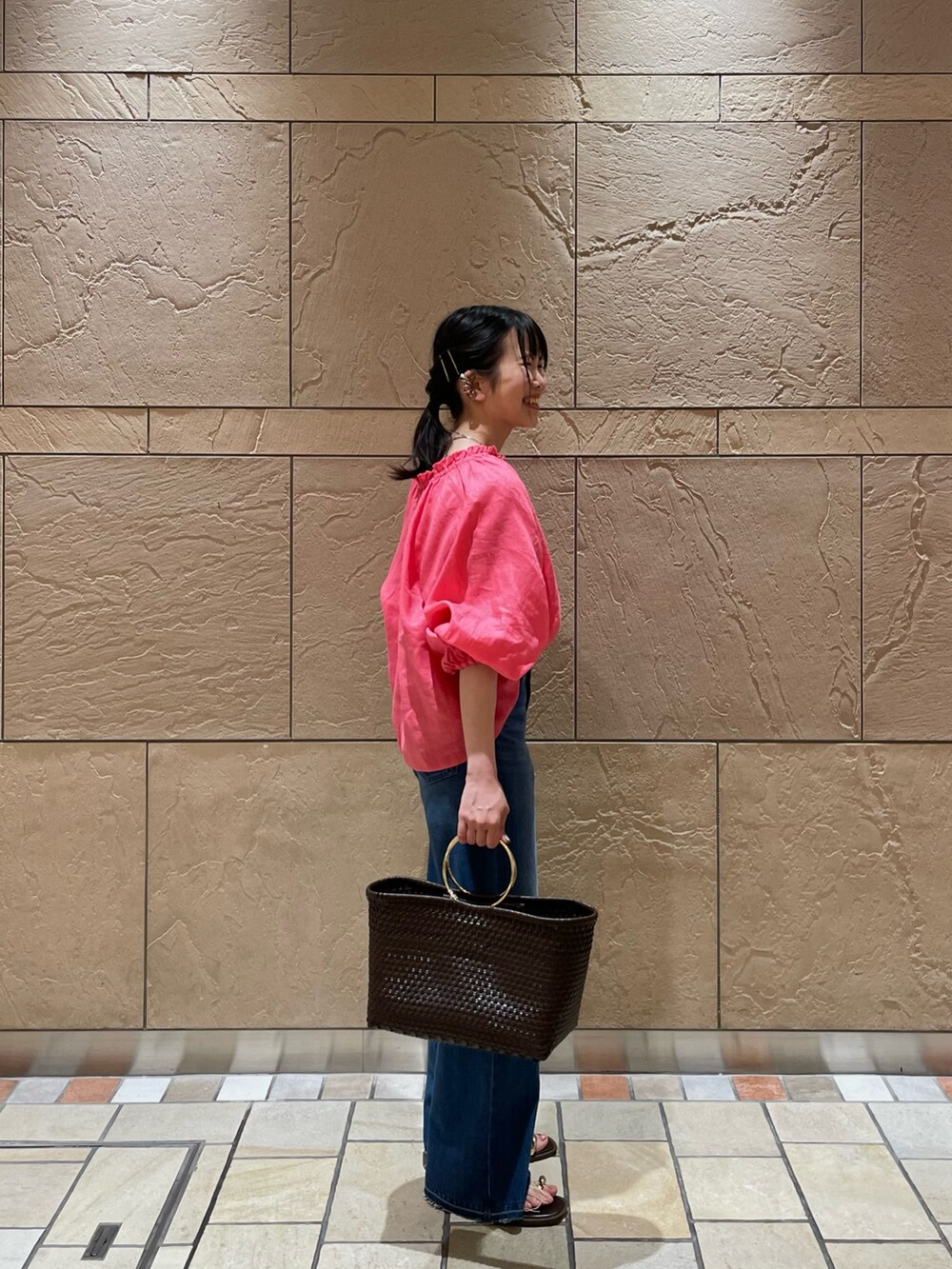 ピンク系のシャツ/ブラウス、ホワイト系のキャミソール、ブルー系のデニムパンツを着用したレディースの夏コーディネートの6枚目の写真