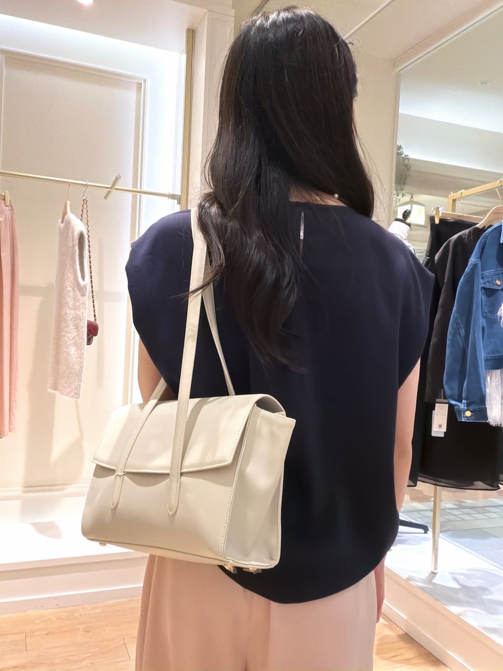 ホワイト系のトートバッグ、ピンク系のその他パンツ、ブラック系のパンプスを着用したレディースの夏コーディネートの7枚目の写真