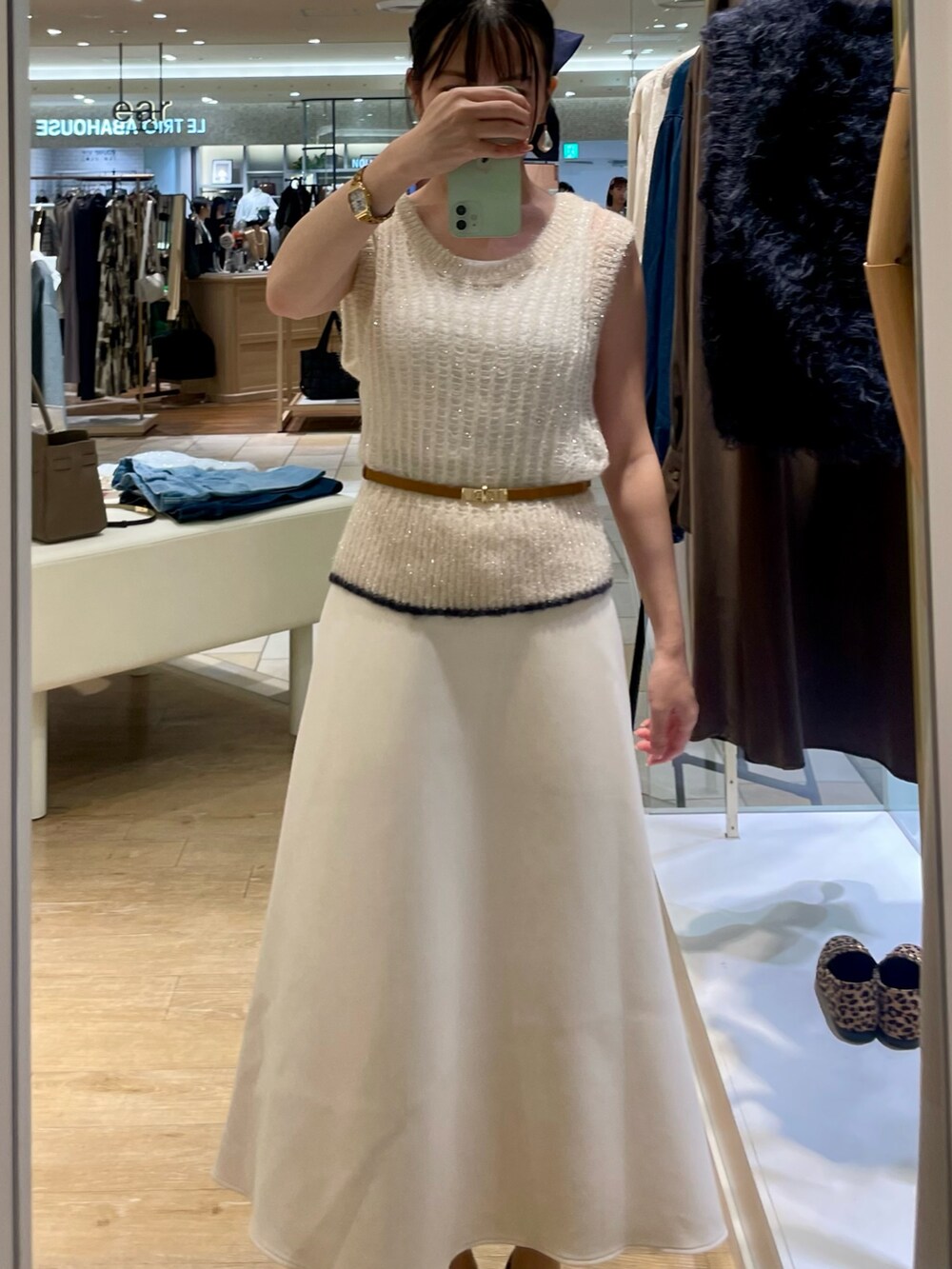 ブルー系のテーラードジャケット、ホワイト系のタンクトップ、ブラウン系のショルダーバッグを着用したレディースの秋コーディネートの6枚目の写真