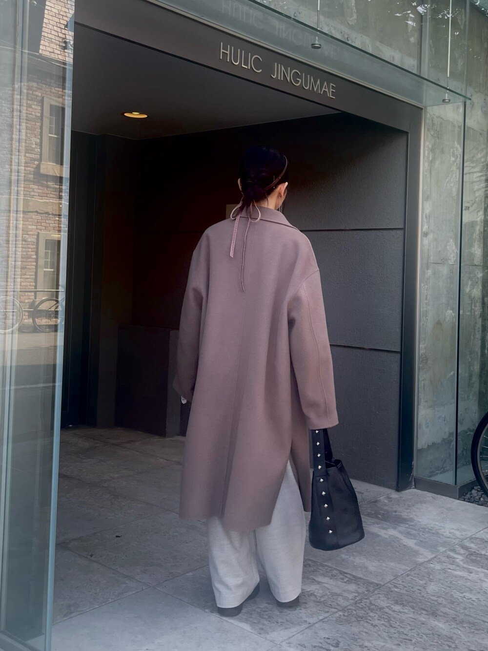 グリーン系のステンカラーコート、ブラウン系のカーディガン/ボレロ、ホワイト系のシャツ/ブラウスを着用したレディースの秋コーディネートの7枚目の写真