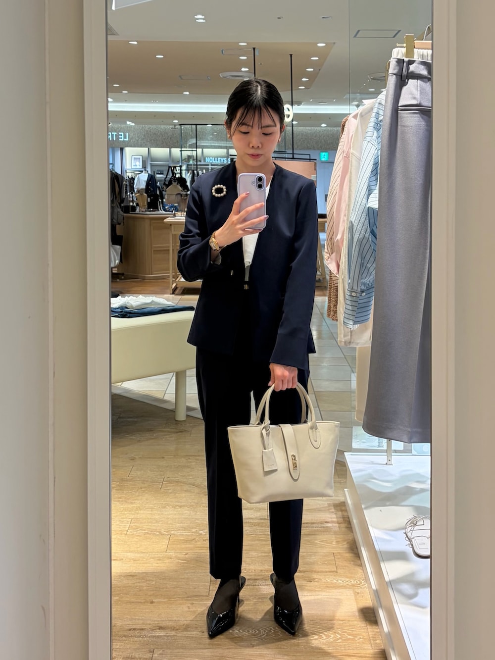 ホワイト系のシャツ/ブラウス、ブルー系のノーカラージャケット、ベージュ系のトートバッグを着用したレディースの春コーディネートの2枚目の写真