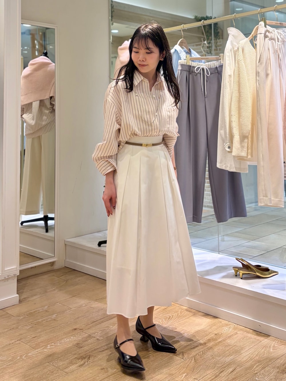 ピンク系のシャツ/ブラウス、ホワイト系のキャミソール、ホワイト系のスカートを着用したレディースの冬コーディネートの6枚目の写真