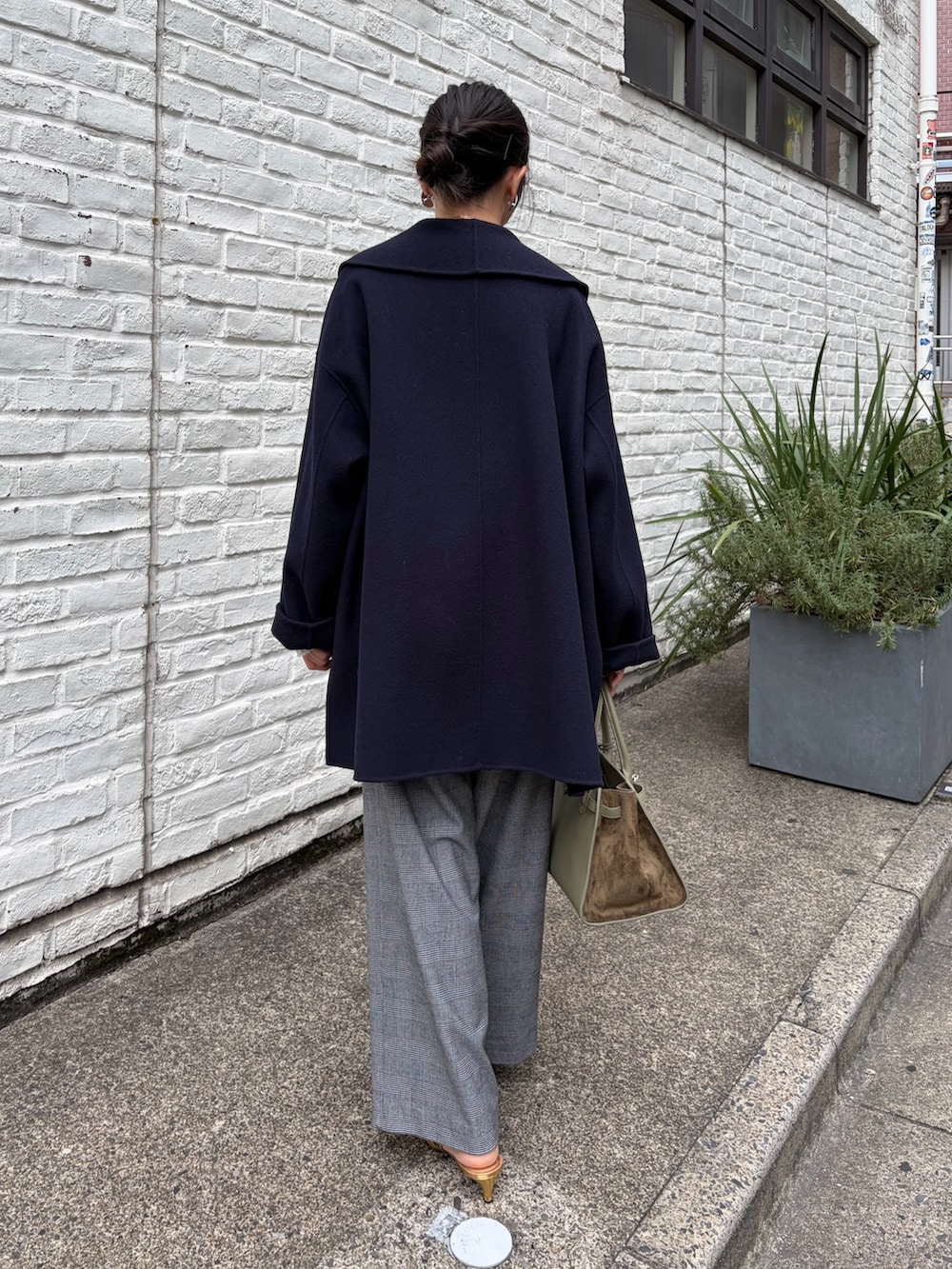 ホワイト系のその他パンツ、グリーン系のトートバッグ、ホワイト系のキャミソールを着用したレディースの秋コーディネートの7枚目の写真