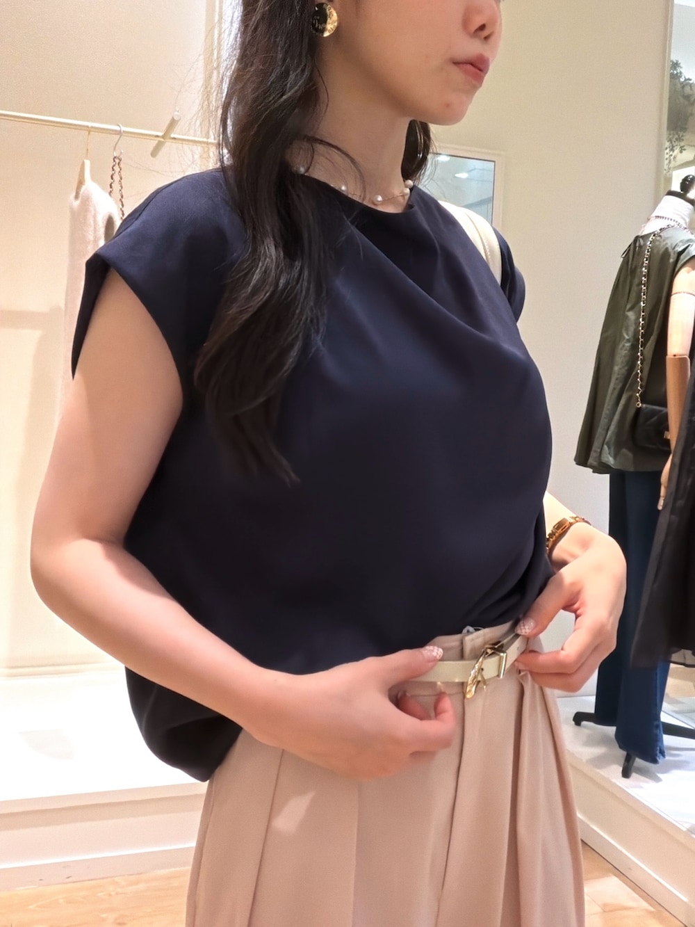ホワイト系のトートバッグ、ピンク系のその他パンツ、ブラック系のパンプスを着用したレディースの夏コーディネートの5枚目の写真
