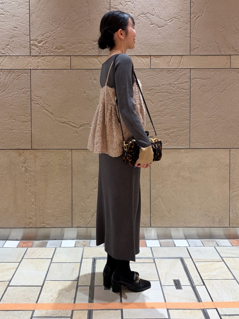 グレー系のワンピース、その他のボストンバッグ、ベージュ系のキャミソールを着用したレディースの冬コーディネートの4枚目の写真