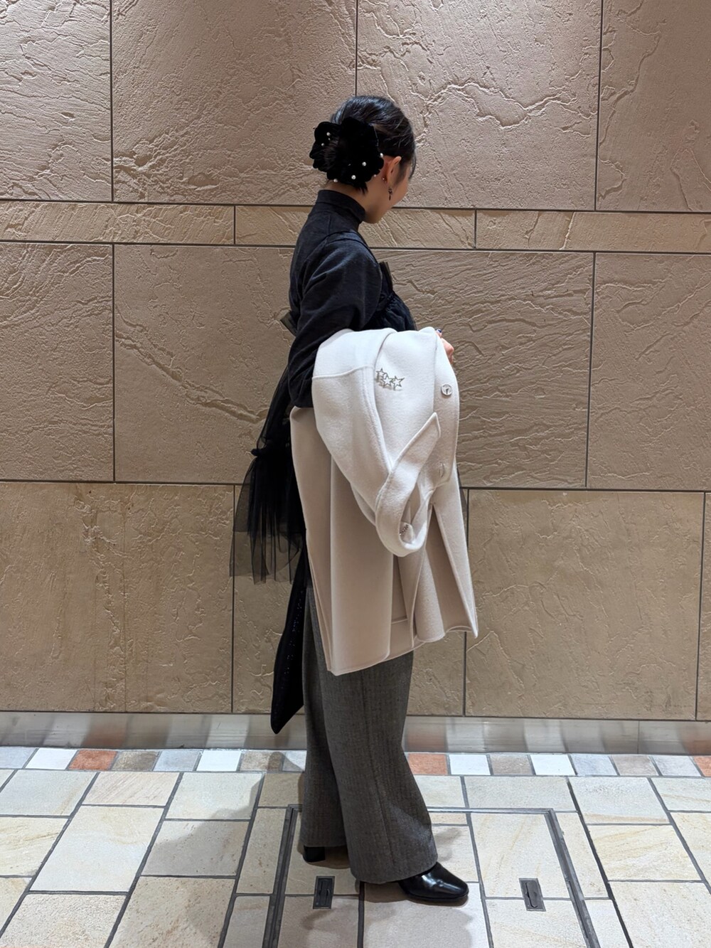 グレー系のニット/セーター、ブラック系のキャミソール、グレー系のその他パンツを着用したレディースの冬コーディネートの4枚目の写真
