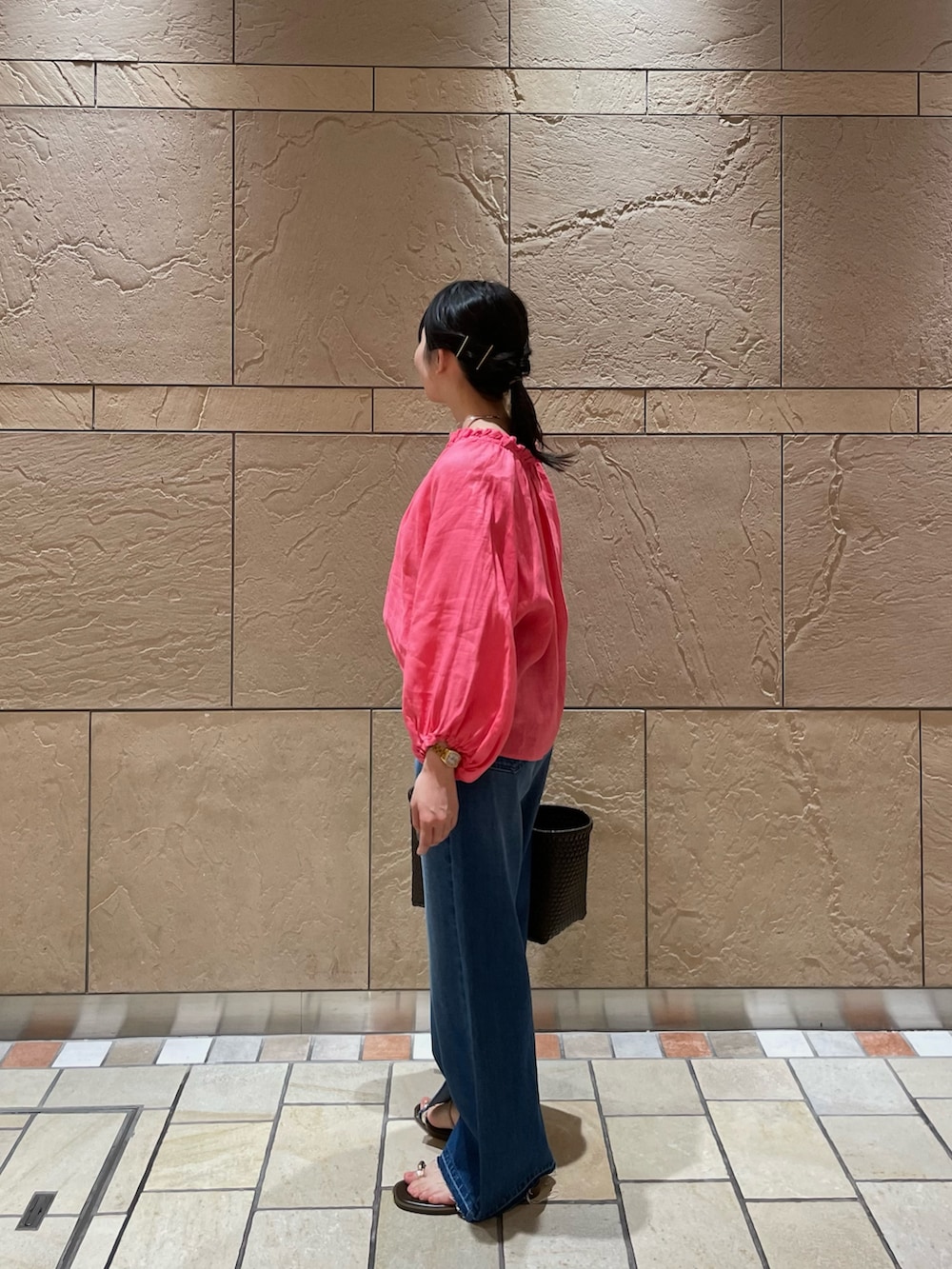 ピンク系のシャツ/ブラウス、ホワイト系のキャミソール、ブルー系のデニムパンツを着用したレディースの夏コーディネートの2枚目の写真