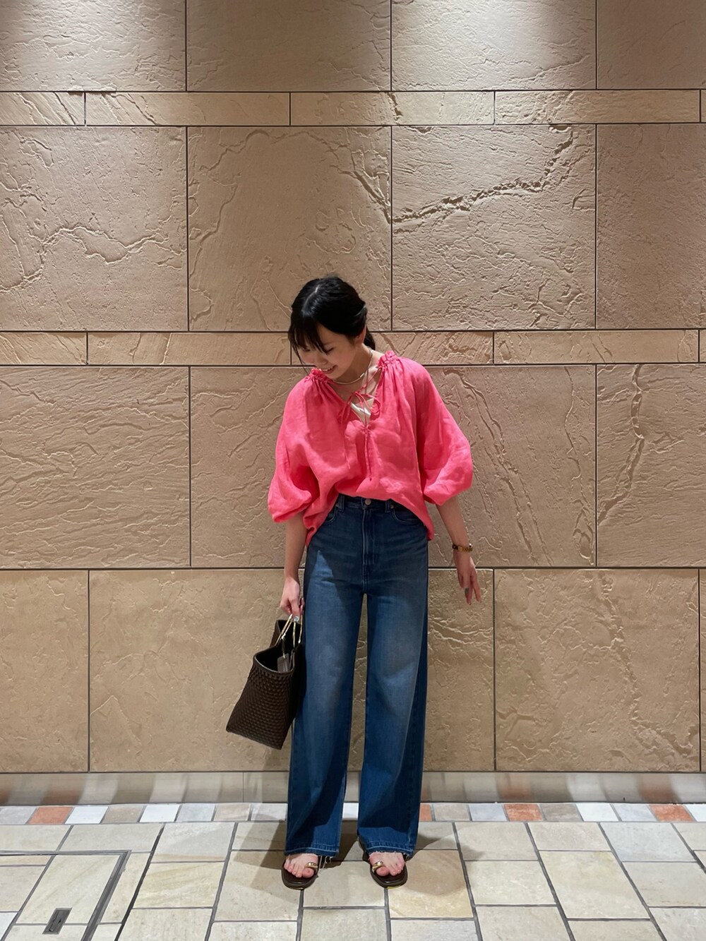 ピンク系のシャツ/ブラウス、ホワイト系のキャミソール、ブルー系のデニムパンツを着用したレディースの夏コーディネートの5枚目の写真