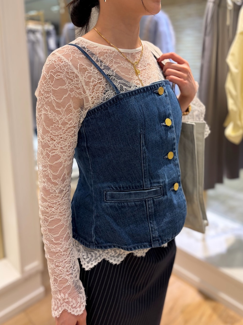 ブルー系のキャミソール、ブルー系のスカート、グレー系のトートバッグを着用したレディースの冬コーディネートの5枚目の写真