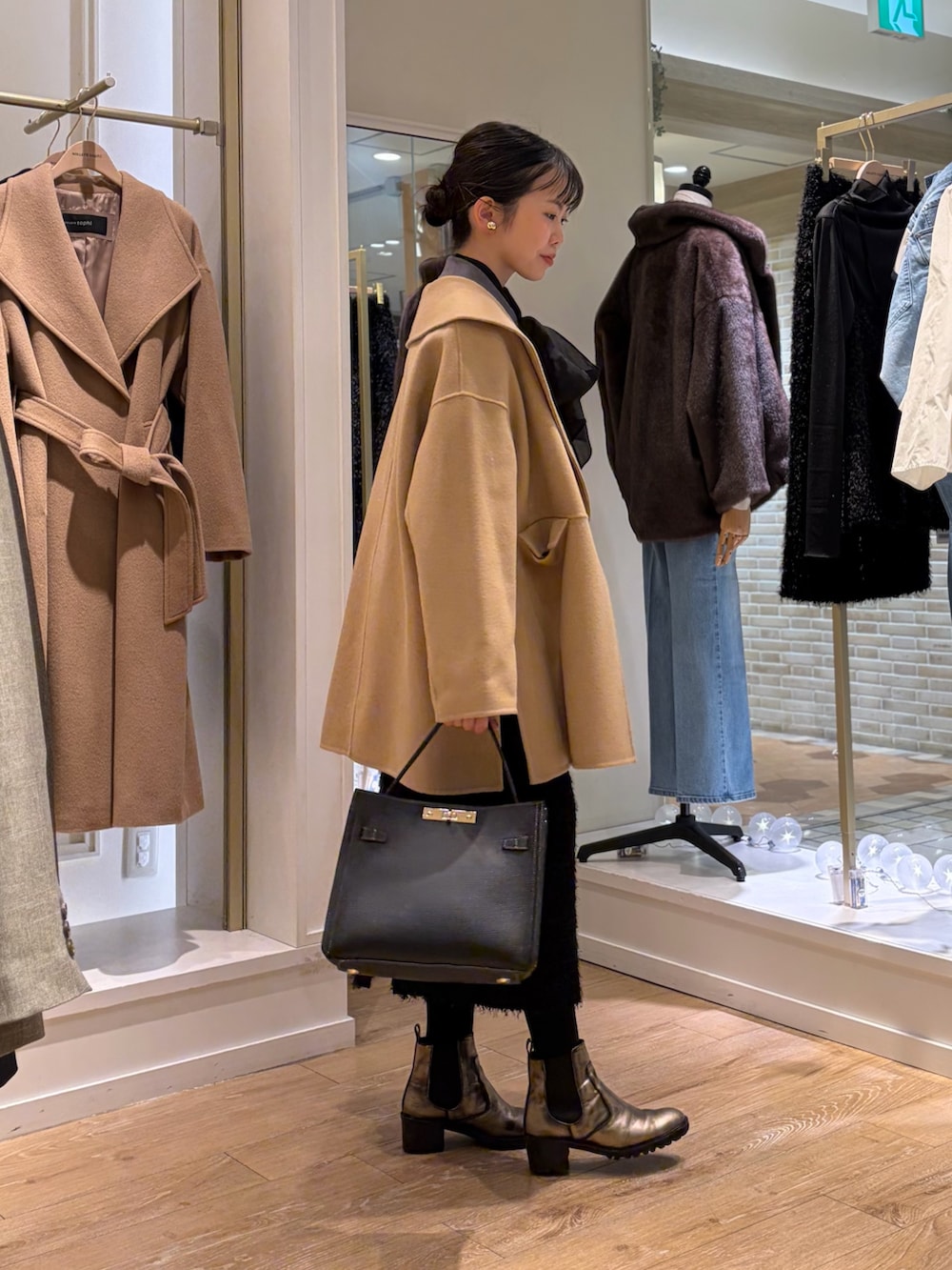 ブラック系のシャツ/ブラウス、グレー系のテーラードジャケット、イエロー系のその他アウターを着用したレディースの秋コーディネートの2枚目の写真