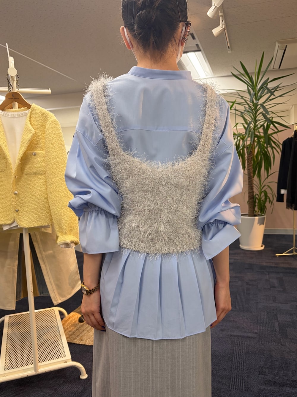 ブルー系のシャツ/ブラウス、シルバー系のニット/セーター、ブラック系のスカートを着用したレディースの冬コーディネートの4枚目の写真