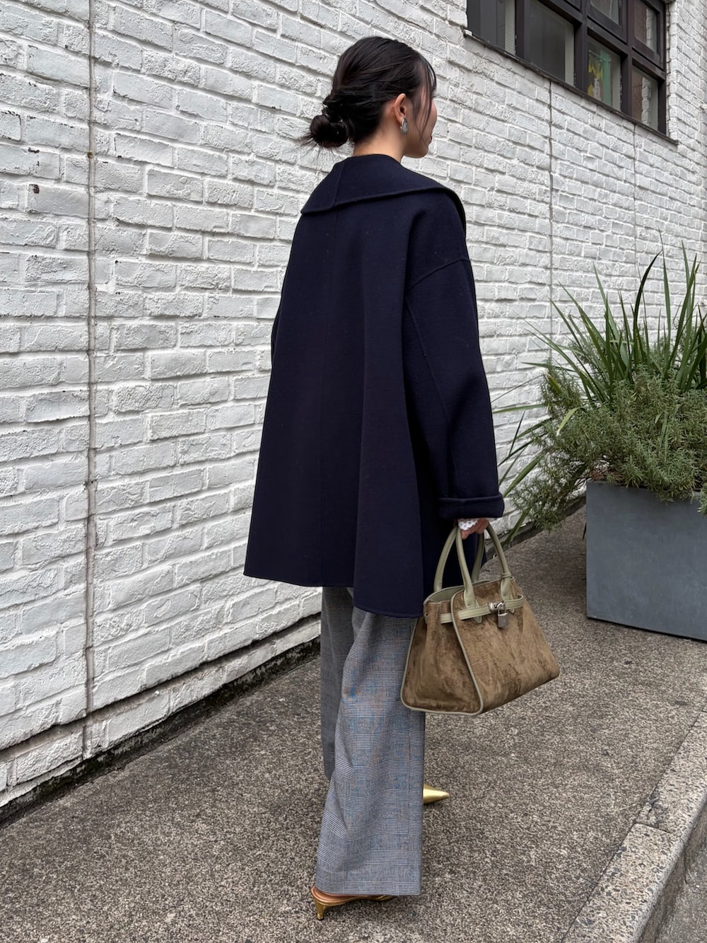 ホワイト系のその他パンツ、グリーン系のトートバッグ、ホワイト系のキャミソールを着用したレディースの秋コーディネートの3枚目の写真