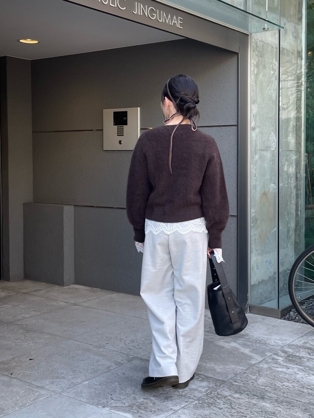 ホワイト系のシャツ/ブラウス、ブラウン系のカーディガン/ボレロ、グレー系のその他パンツを着用したレディースの秋コーディネートの3枚目の写真