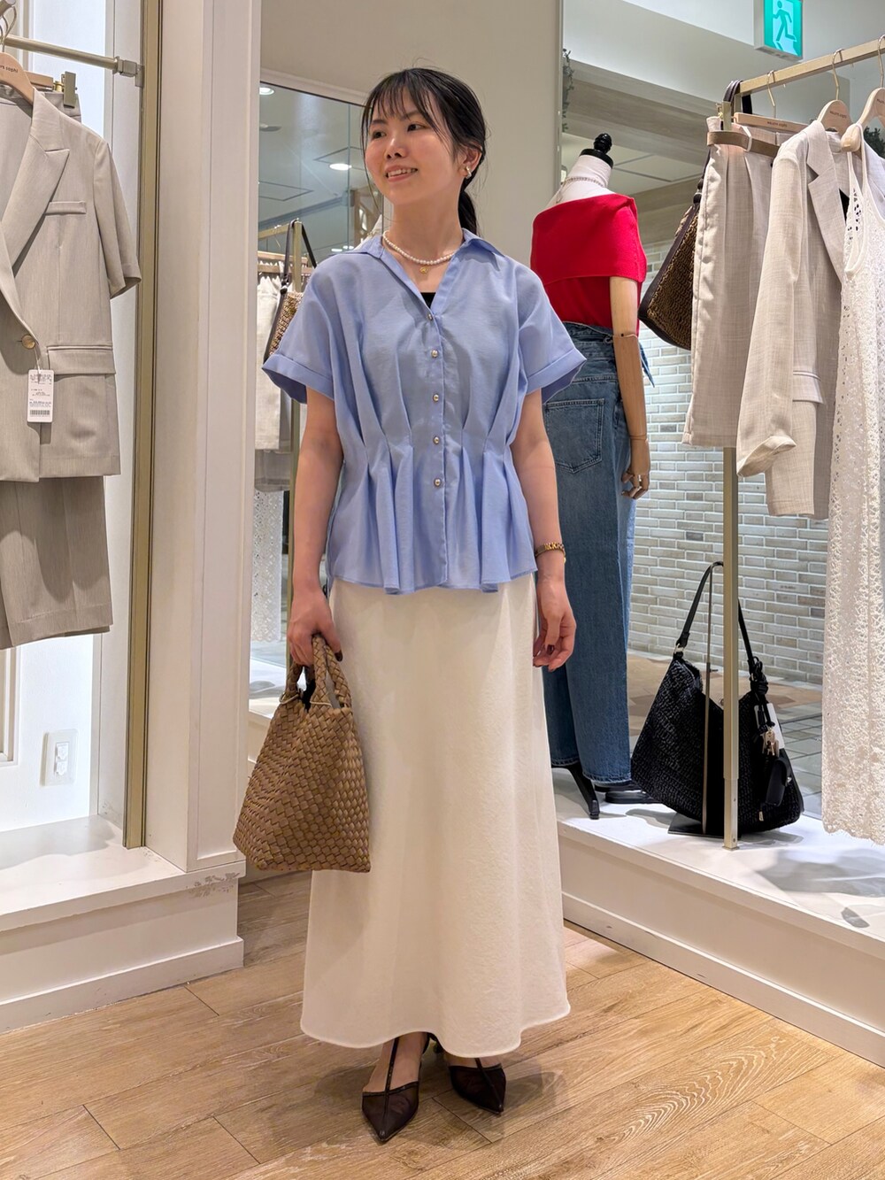 ブラック系のチューブトップ、ブルー系のシャツ/ブラウス、ホワイト系のスカートを着用したレディースの夏コーディネートの4枚目の写真