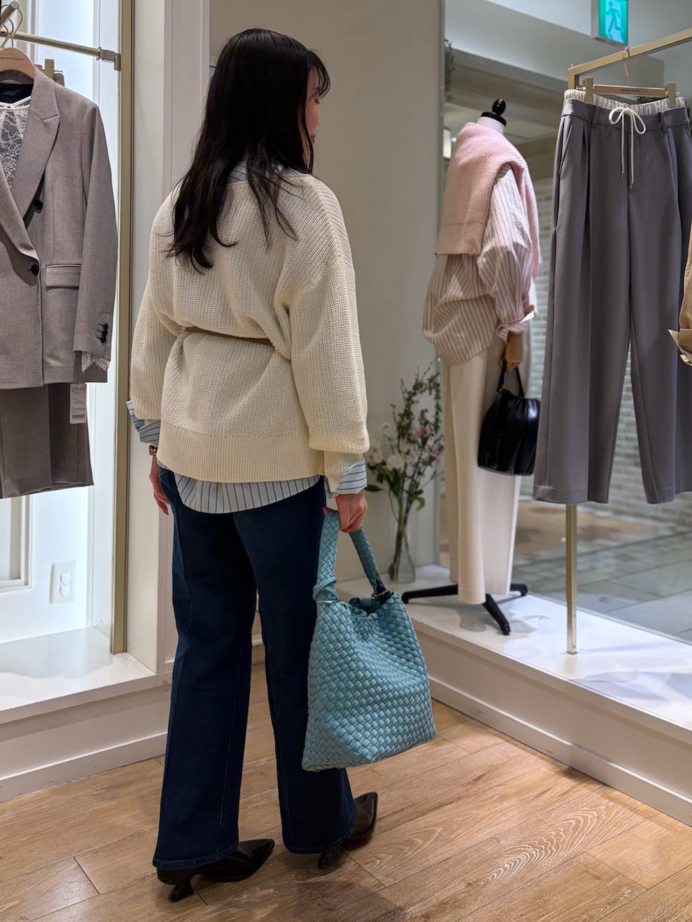 ベージュ系のステンカラーコート、ブルー系のシャツ/ブラウス、ホワイト系のニット/セーターを着用したレディースの冬コーディネートの7枚目の写真