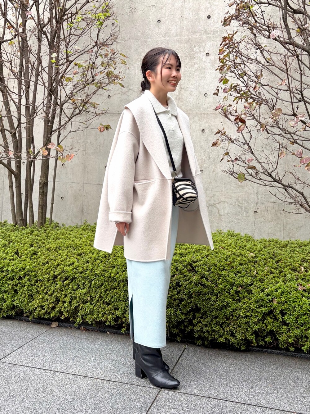 ベージュ系のその他アウター、ホワイト系のニット/セーター、ホワイト系のシャツ/ブラウスを着用したレディースの秋コーディネートの2枚目の写真