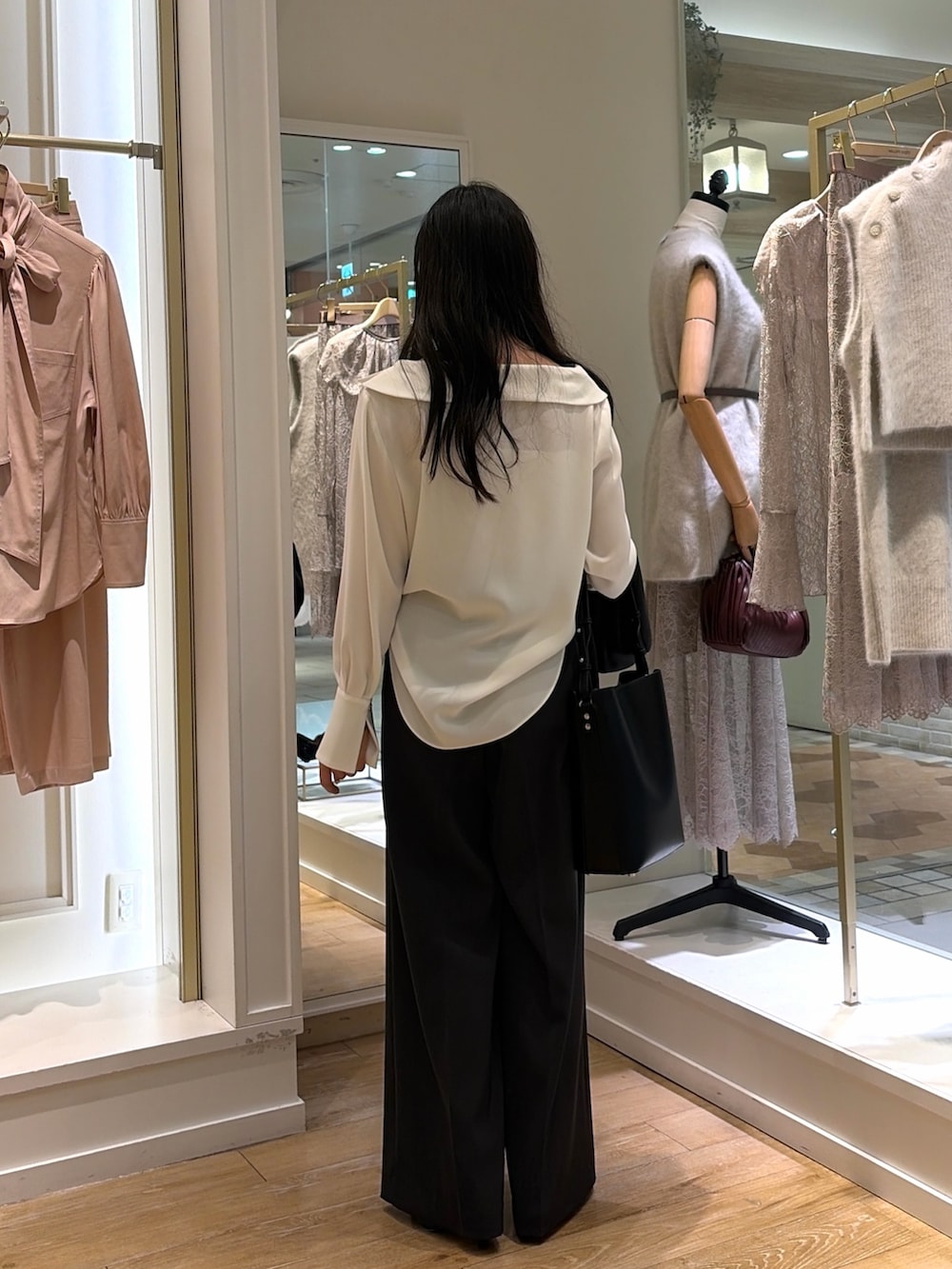 グレー系のテーラードジャケット、グレー系のその他パンツ、ブラック系のパンプスを着用したレディースの秋コーディネートの7枚目の写真