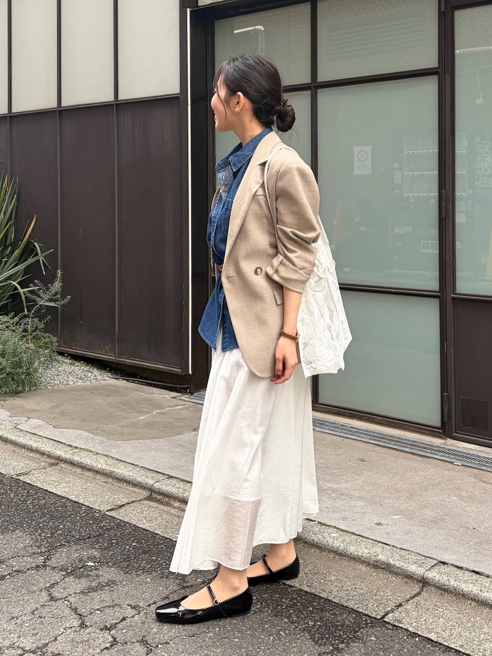 ブルー系のシャツ/ブラウス、ホワイト系のスカート、ベージュ系のテーラードジャケットを着用したレディースの春コーディネートの7枚目の写真