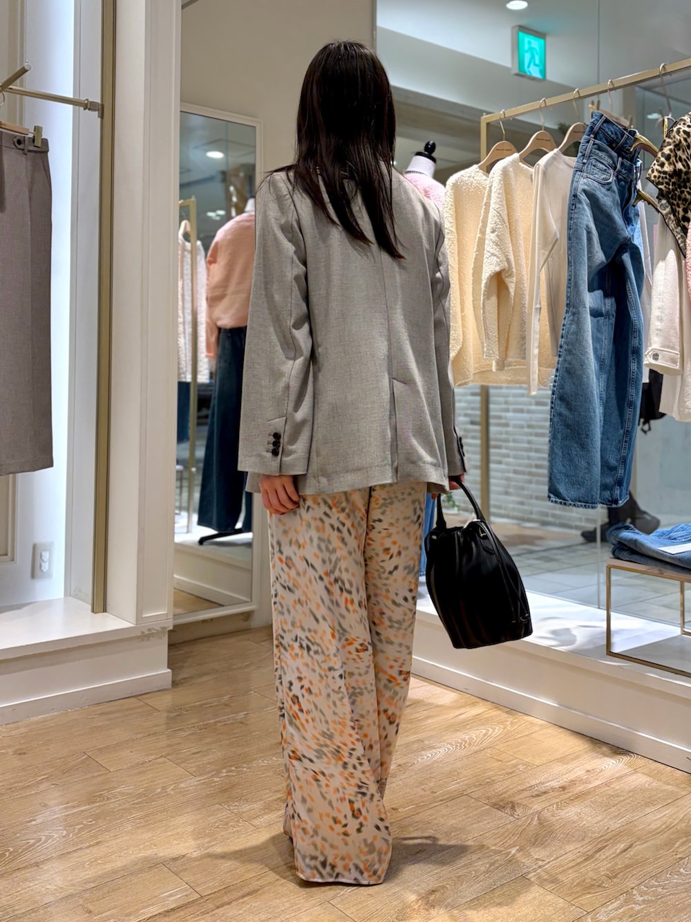 ベージュ系のテーラードジャケット、ベージュ系のベスト、ホワイト系のその他パンツを着用したレディースの冬コーディネートの5枚目の写真