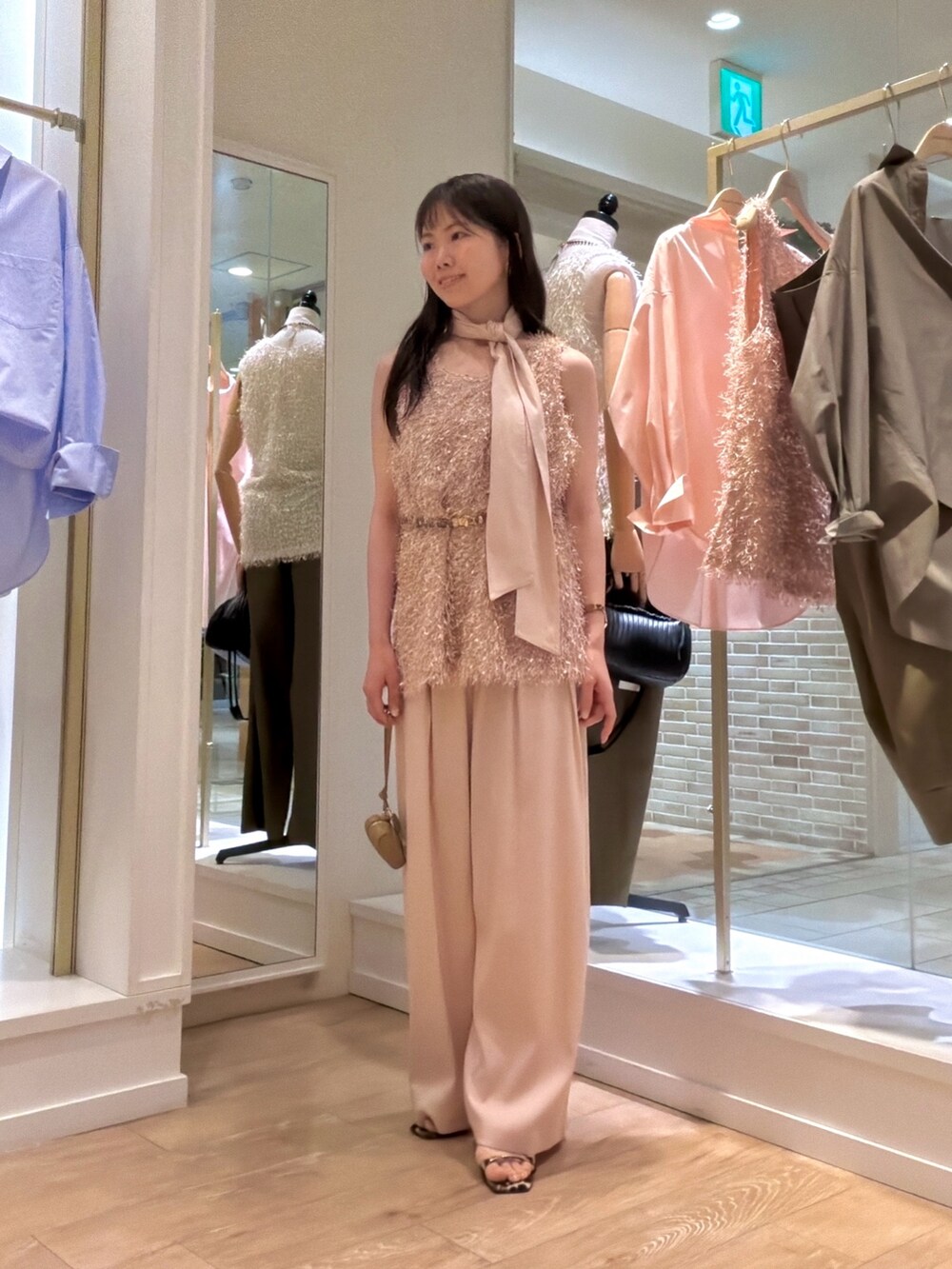 ピンク系のシャツ/ブラウス、ピンク系のベスト、ピンク系のその他パンツを着用したレディースの夏コーディネートの4枚目の写真