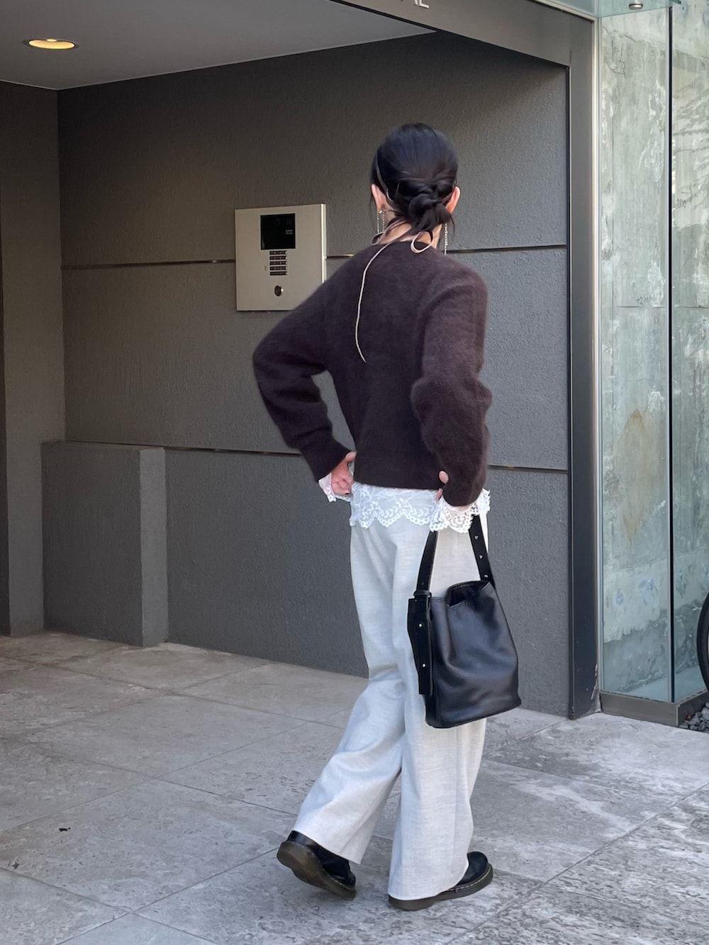 ホワイト系のシャツ/ブラウス、ブラウン系のカーディガン/ボレロ、グレー系のその他パンツを着用したレディースの秋コーディネートの4枚目の写真