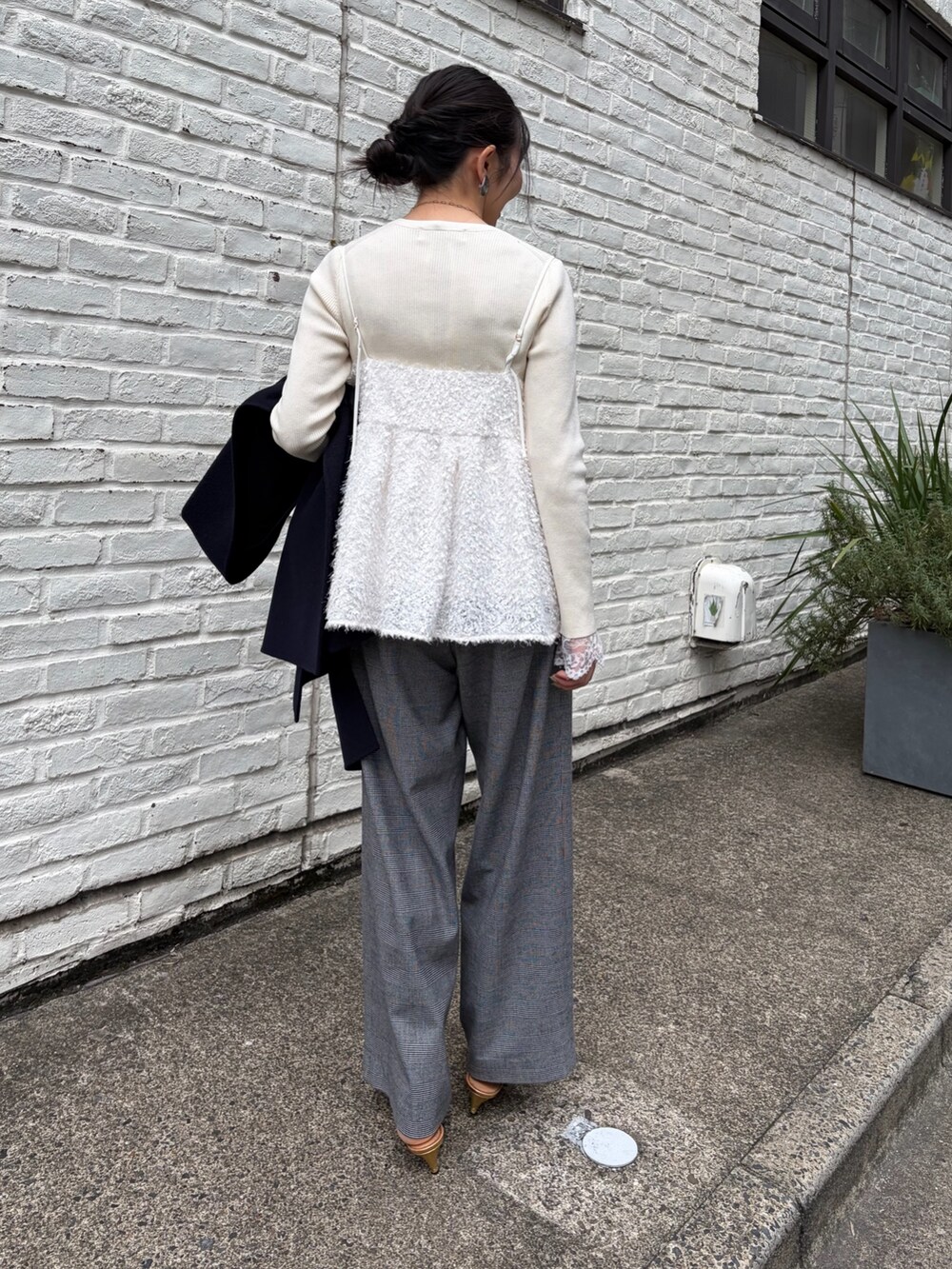 ホワイト系のその他パンツ、ブルー系のその他アウター、ホワイト系のキャミソールを着用したレディースの秋コーディネートの3枚目の写真