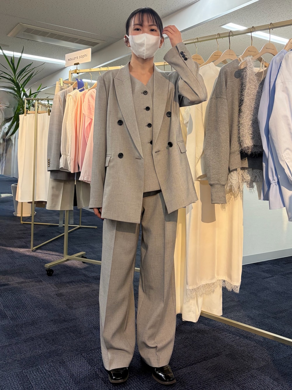 ベージュ系のテーラードジャケット、ベージュ系のベスト、ベージュ系のその他パンツを着用したレディースの冬コーディネートの5枚目の写真