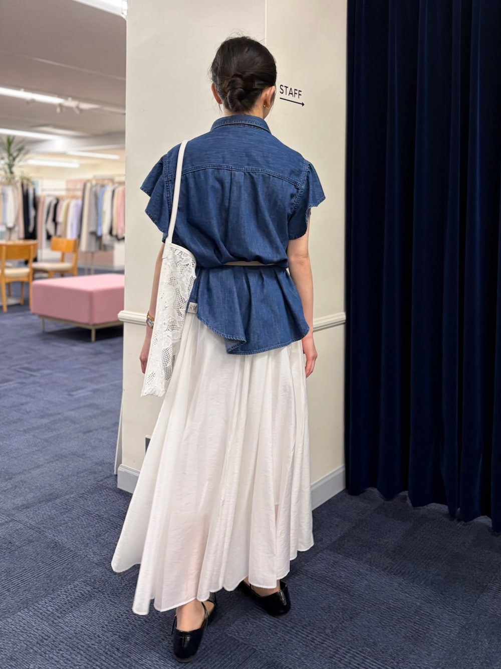 ブルー系のシャツ/ブラウス、ホワイト系のスカート、ブラック系のパンプスを着用したレディースの春コーディネートの3枚目の写真