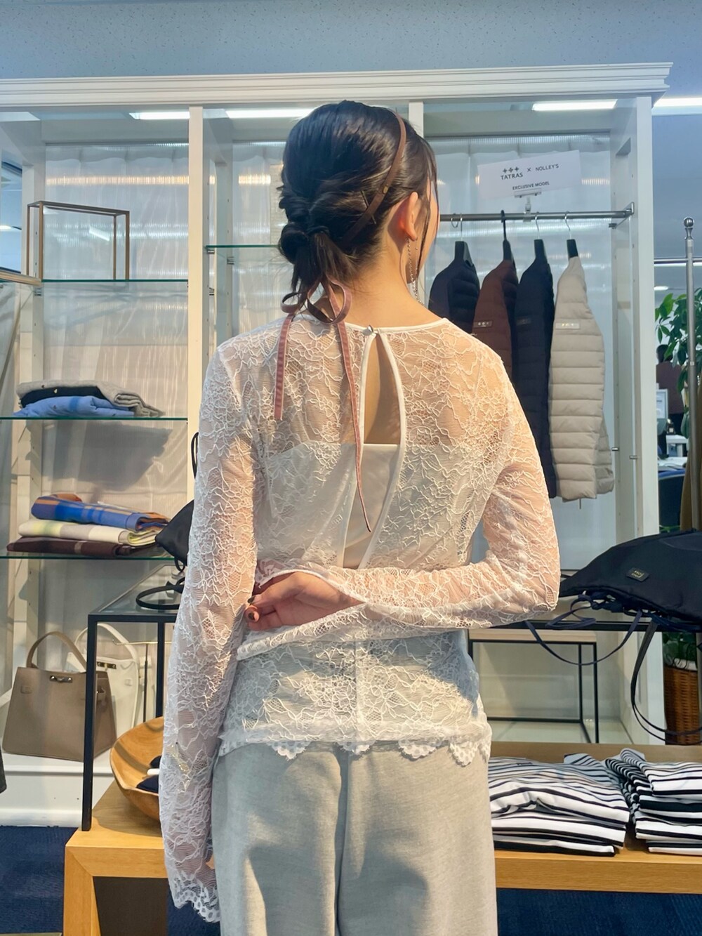 ホワイト系のシャツ/ブラウス、ブラウン系のカーディガン/ボレロ、グレー系のその他パンツを着用したレディースの秋コーディネートの10枚目の写真