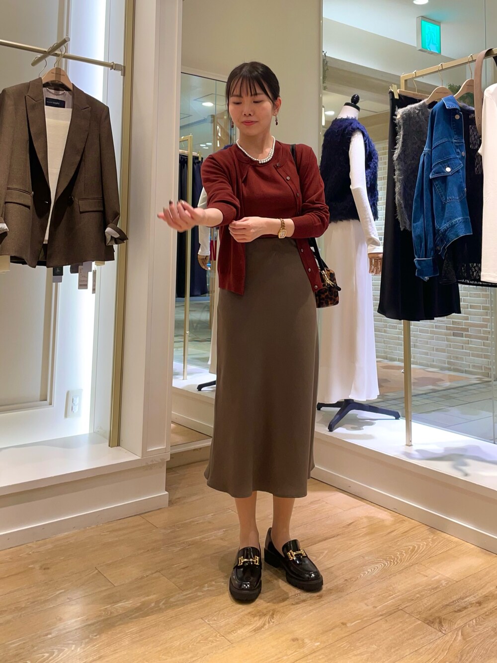 その他のボストンバッグ、レッド系のニット/セーター、レッド系のカーディガン/ボレロを着用したレディースの秋コーディネートの5枚目の写真