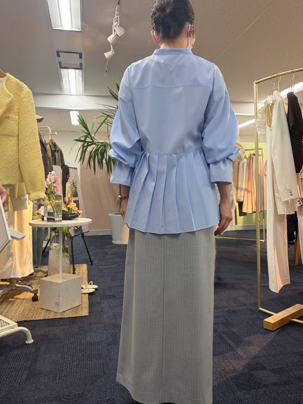 ブルー系のシャツ/ブラウス、シルバー系のニット/セーター、ブラック系のスカートを着用したレディースの冬コーディネートの2枚目の写真