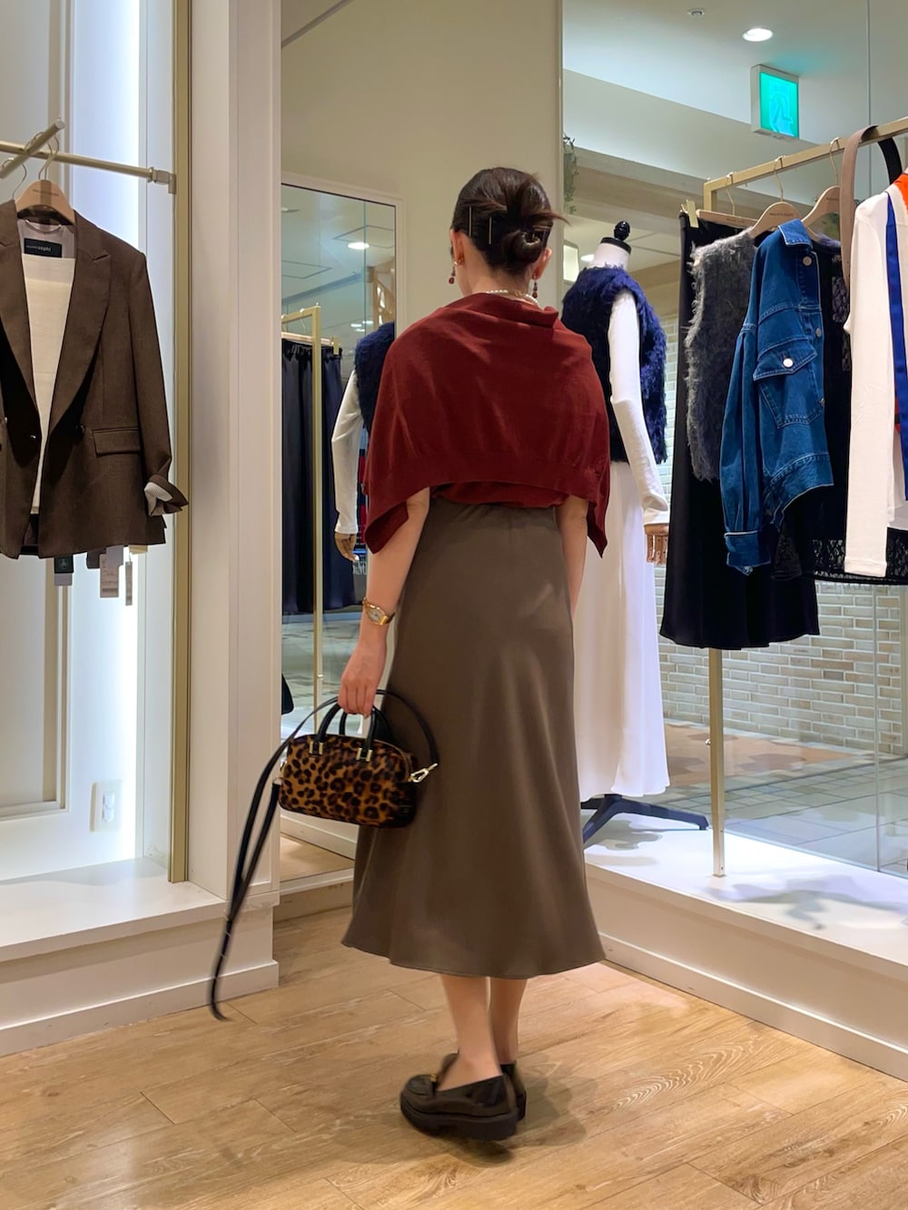 レッド系のニット/セーター、レッド系のカーディガン/ボレロ、その他のボストンバッグを着用したレディースの秋コーディネートの3枚目の写真