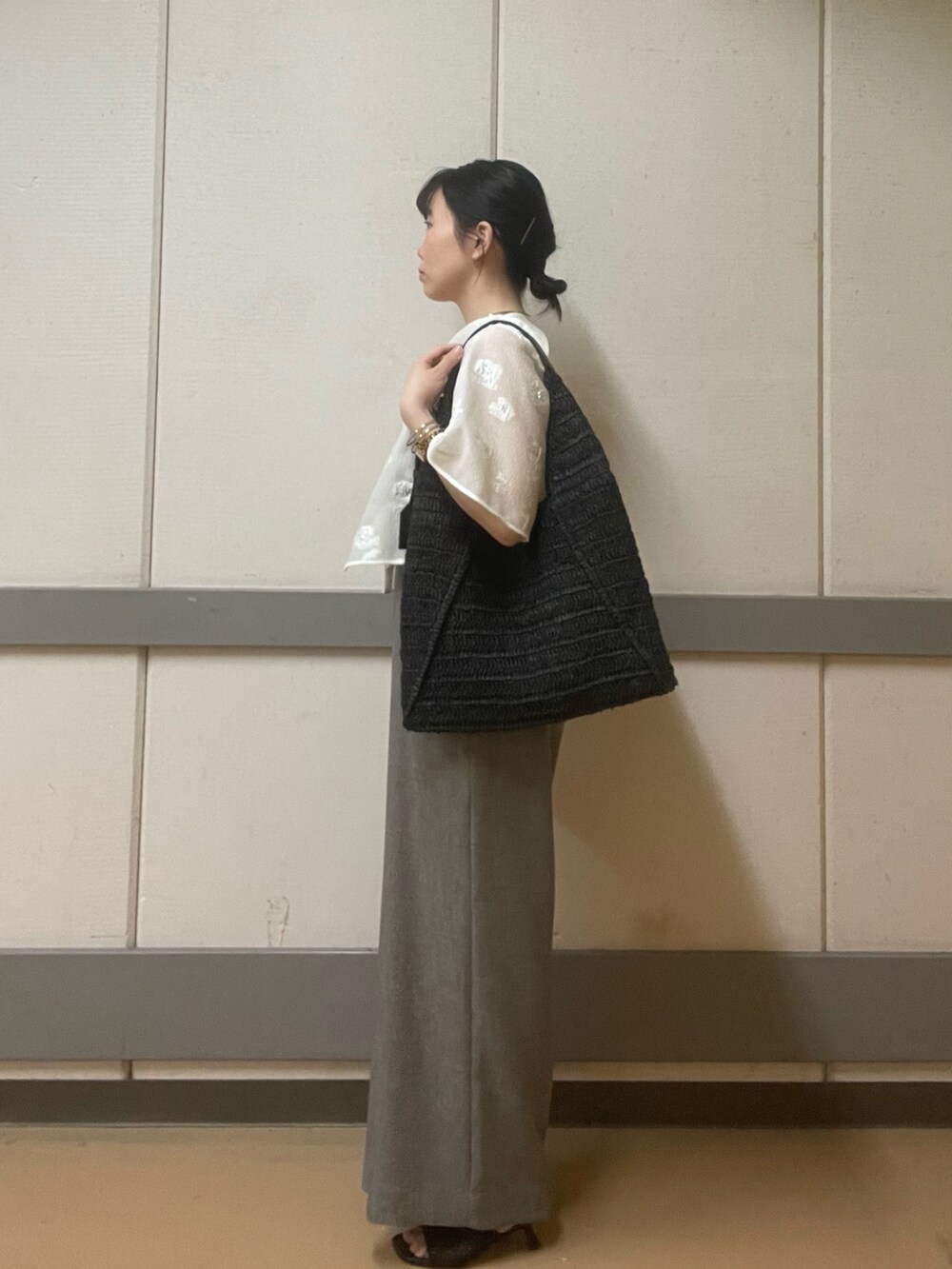 ホワイト系のシャツ/ブラウス、グレー系のつなぎ/オールインワン、ホワイト系のタンクトップを着用したレディースの春コーディネートの3枚目の写真