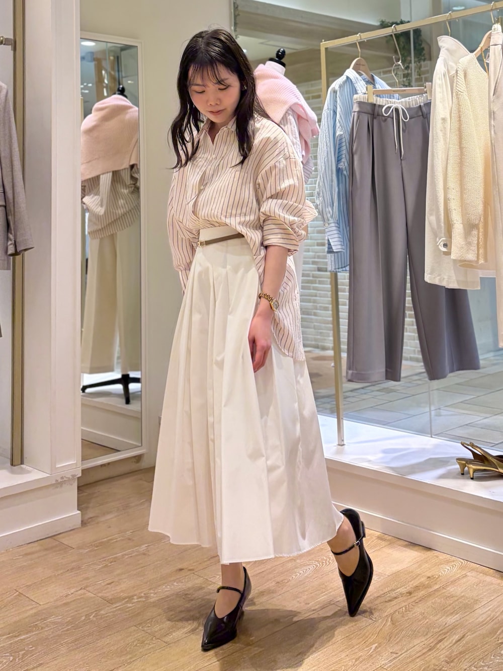 ピンク系のシャツ/ブラウス、ホワイト系のキャミソール、ホワイト系のスカートを着用したレディースの冬コーディネートの7枚目の写真